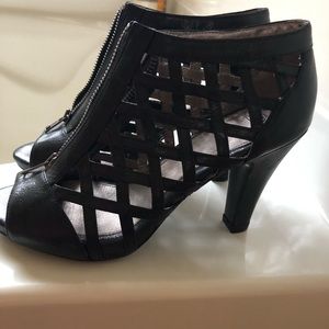 Black pumps